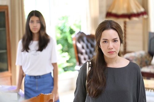 Nhìn tấm ảnh chụp trộm trong điện thoại chị chồng, tôi giật mình thon thót nhưng đúng lúc quan trọng nhất, chị ấy lại giấu nhẹm làm ruột gan tôi sôi sục