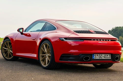 8. Porsche 911 (doanh số: 29.987 chiếc).