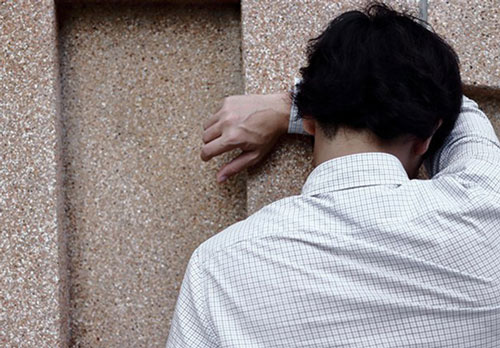 Tôi cay đắng, giận bản thân tới mức hất tung cả mâm cơm với vô số đồ ăn ngon nhưng là đồ thừa mà vợ nhặt nhạnh mang về cho con