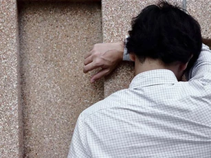 Tôi cay đắng, giận bản thân tới mức hất tung cả mâm cơm với vô số đồ ăn ngon nhưng là đồ thừa mà vợ nhặt nhạnh mang về cho con