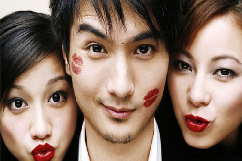 3 nốt ruồi trời sinh đào hoa, "vệ tinh" đuổi không hết