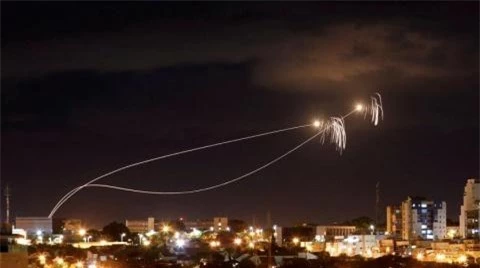 Israel khoe Iron Dome danh chan duoc 13/21 ten lua tan cong