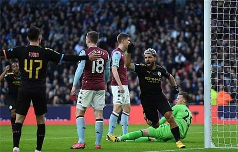 Foden là người kiến tạo cho Aguero