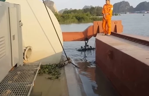 Tổ hợp siêu máy bơm được gắn trên sà lan hoạt động thử nghiệm dưới dòng sông Đá Bạch, TP Uông Bí, QN.