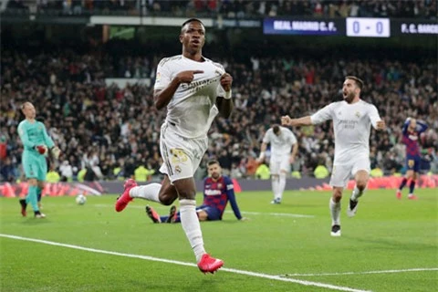 Vinicius đi vào lịch sử El Clasico