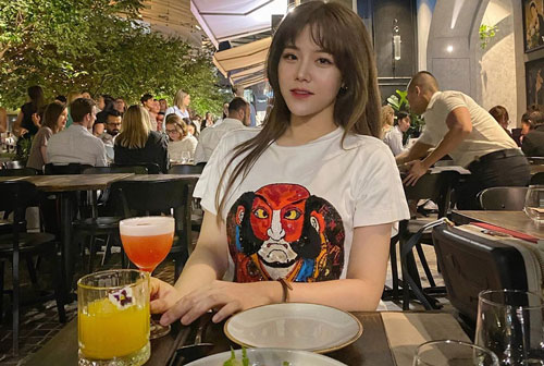 Không còn vẻ đại mỹ nhân, em gái Ông Cao Thắng bỗng nhiên lộ hình ảnh "sưng phù" khác lạ như vừa phẫu thuật thẩm mỹ