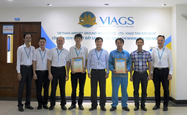 Hai nhân viên vệ sinh máy bay Vietnam Airlines trả lại tài sản gần 200 triệu đồng cho hành khách