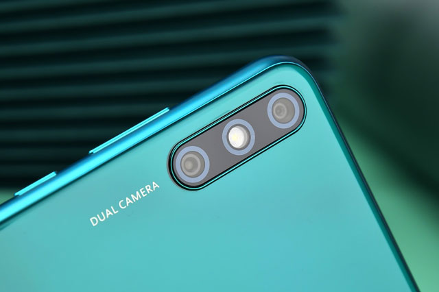 Cận cảnh smartphone RAM 4 GB, pin 5.000 mAh, giá hơn 3 triệu