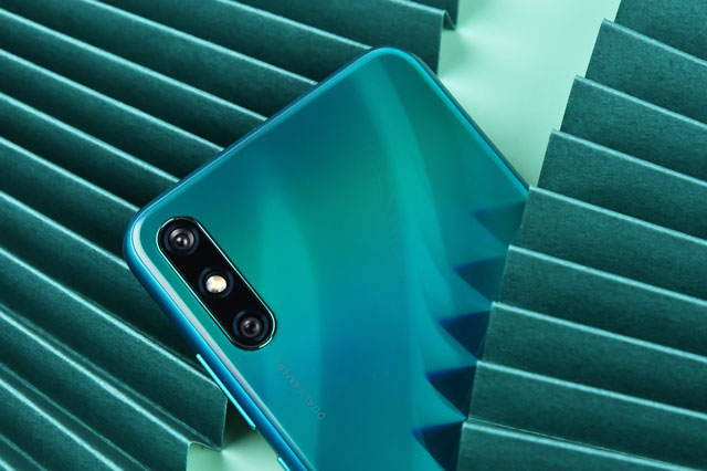 Smartphone camera kép, RAM 4 GB, pin 5.000 mAh, giá hơn 3 triệu