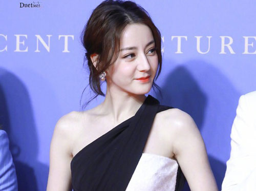 Sao nữ Hoa ngữ năm 18 tuổi: Triệu Lệ Dĩnh 'lột xác' ngoạn mục, Địch Lệ Nhiệt Ba bị nghi phẫu thuật thẩm mỹ