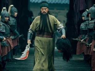 Quan Vũ vượt vạn quân lấy thủ cấp Nhan Lương mang nộp cho Tào Tháo thế nào?