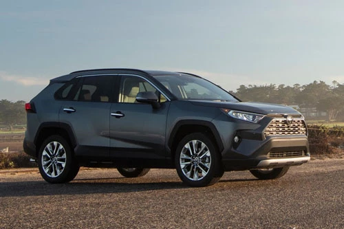 1. Toyota RAV4 (doanh số: 947.919 chiếc).