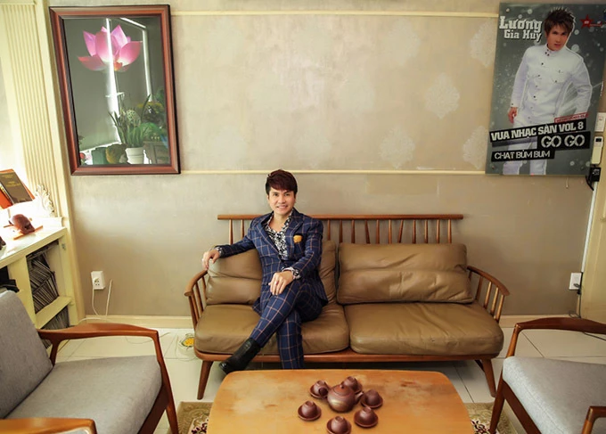 Ca sĩ Lương Gia Huy hoạt động nghệ thuật gần 20 năm và hiện có cuộc sống ổn định tại Sài Gòn. Đây là lần đầu Lương Gia Huy chia sẻ không gian sống. Anh luôn thân thiện, gần gũi với khán giả nhưng rất kín đáo về đời tư.