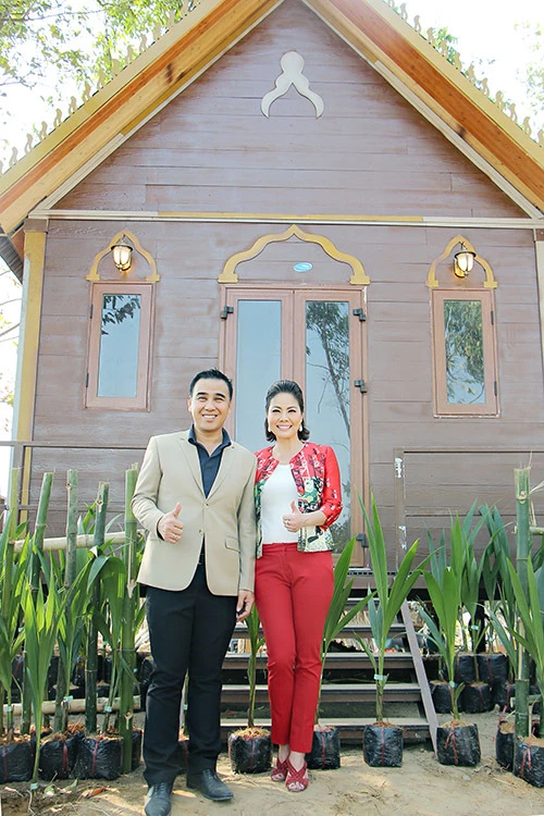 Quyền Linh diện vest lịch lãm đón bạn thân - ca sĩ Hồ Lệ Thu tới thăm 'làng Khmer' toạ lạc tại xã Phú Tân, huyện Châu Thành, tỉnh Sóc Trăng. Đây là dự án do Công ty TNHH Văn hoá Du lịch GIếng Tiên Thảo Linh do Quyền Linh thành lập khởi xướng và bỏ vốn thực hiện. Quyền Linh diện vest lịch lãm đón bạn thân - ca sĩ Hồ Lệ Thu tới thăm 'làng Khmer' toạ lạc tại xã Phú Tân, huyện Châu Thành, tỉnh Sóc Trăng. Đây là dự án do Công ty TNHH Văn hoá Du lịch GIếng Tiên Thảo Linh do Quyền Linh thành lập khởi xướng và bỏ vốn thực hiện.