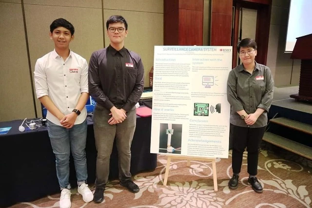 Cẩm Linh (trong hình bên phải) tham dự sự kiện giao lưu với doanh nghiệp do trường tổ chức.