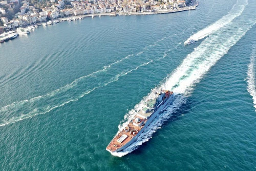 Tàu đổ bộ vận tải Novocherkassk 142 thuộc Hạm đội Biển Đen đi qua eo biển Bosphorus.