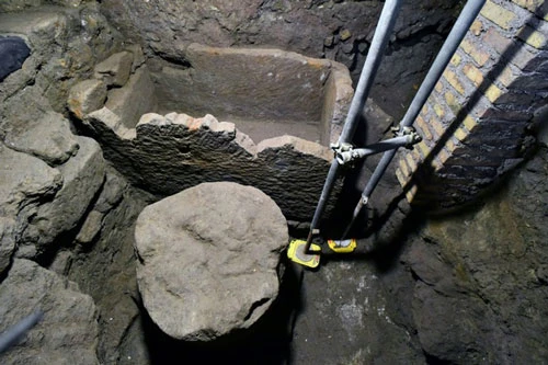 Chiếc quách bằng đá và bàn thờ hình tròn được khai quật tại một vị trí của quảng trường Forum. Ảnh: AFP.