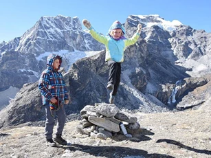 Bé gái 6 tuổi chinh phục cung đường đến Trại chính Everest