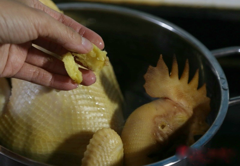 Luộc gà cứ cho thêm 1 nhánh gừng vào nồi, đảm bảo da vàng ruộm giòn- ngọt thịt, giữ nguyên 100% chất bổ