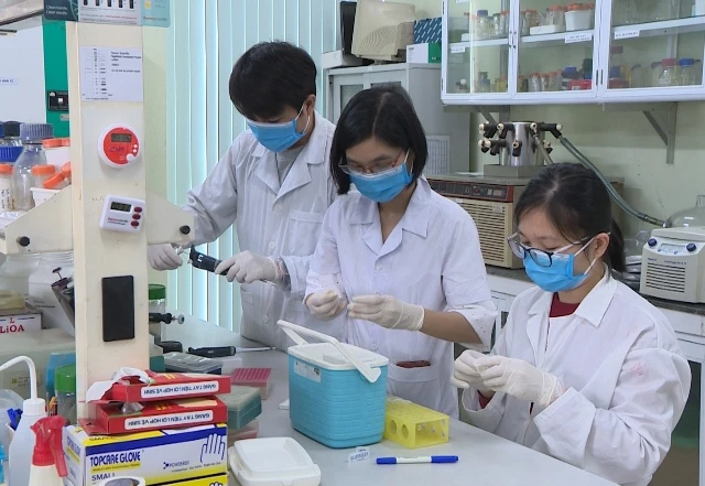 Nhóm các nhà khoa thảo luận trong quá trình nghiên cứu. Nhóm các nhà khoa thảo luận trong quá trình nghiên cứu.