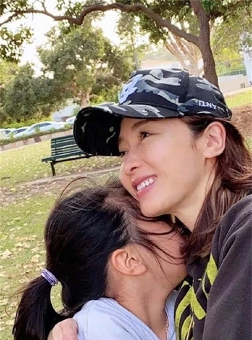 Hình ảnh Lê Tư ôm con gái được cô chia sẻ vào năm ngoái.