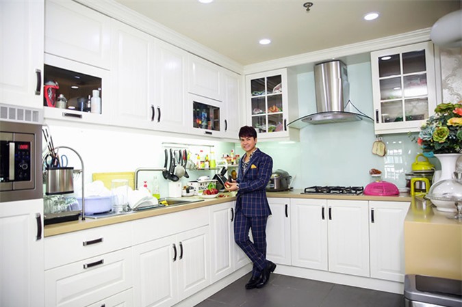 [CaptionĐặc biệt, gian bếp nhà Lương Gia Huy được anh chăm chút khá cẩn thận. Lương Gia Huy có niềm yêu thích lớn với nhiều dụng cụ nhà bếp. Anh luôn dành thời gian rảnh trong mối chuyến lưu diễn nước ngoài để mua những bộ bát đĩa cao cấp từ các nước châu Âu như Đức, Italy, Nhật Bản...để làm phong phú thêm căn bếp gia đình.