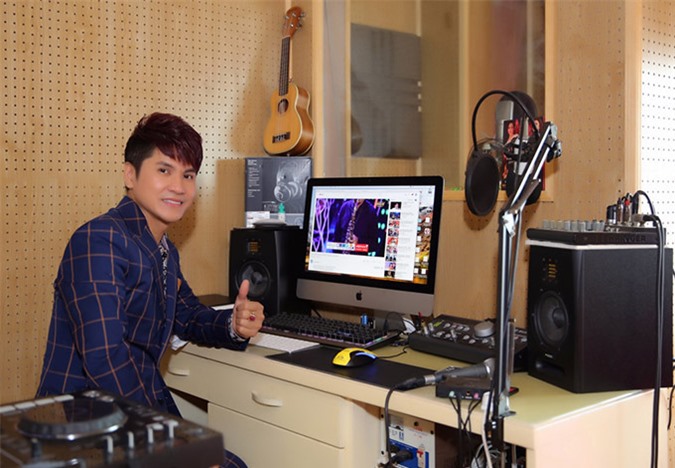 [CaptionTại đây, anh thu âm, mix nhạc, dựng phim và có thể cho ra đời một sản phẩm âm nhạc hoàn chỉnh như một studio chuyên nghiệp.