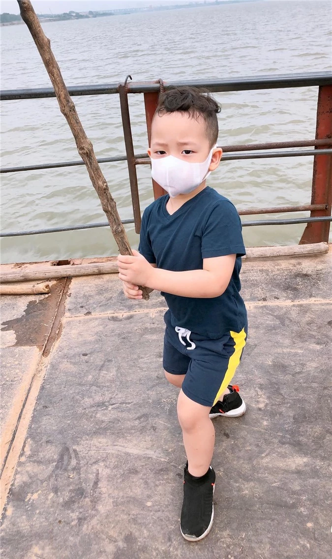 Ly Kute chia sẻ loạt khoảnh khắc cùng quý tử Khoai Tây làm điều đặc biệt khi sắp tròn 4 tuổi, ngoại hình của cậu bé khiến nhiều người bất ngờ - Ảnh 2. Ly Kute chia sẻ loạt khoảnh khắc cùng quý tử Khoai Tây làm điều đặc biệt khi sắp tròn 4 tuổi, ngoại hình của cậu bé khiến nhiều người bất ngờ - Ảnh 2.