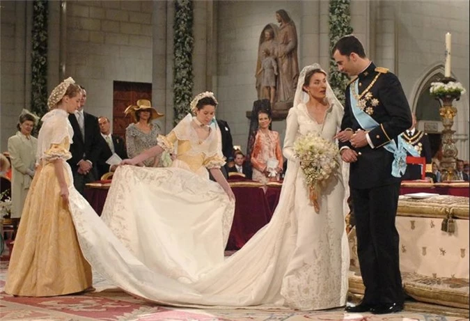 Những chiếc váy cưới hoàng tộc của các nàng công chúa, công nương nổi tiếng nhất thế giới - 10