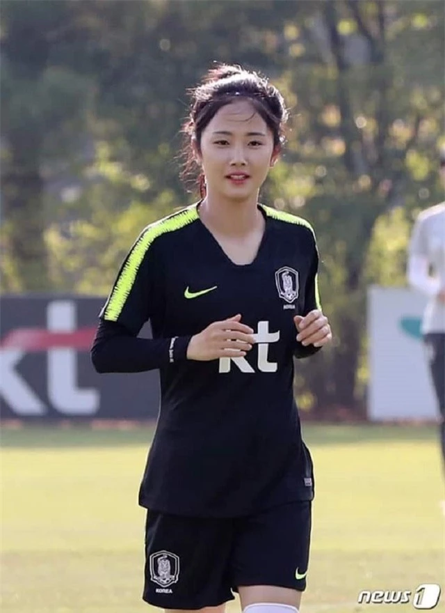 Nữ cầu thủ người Hàn Quốc sở hữu gương mặt trẻ thơ gây “sốt” mạng - 3