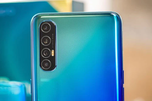 Oppo Reno3 Pro có 4 camera sau. Cảm biến chính 64 MP, khẩu độ f/1.8 cho khả năng lấy nét theo pha. Cảm biến thứ hai 8 MP, f/2.2 cho góc rộng 119,9 độ, chống rung điện tử (EIS). Ống kính tele 13 MP, f/2.4 giúp zoom quang học 5x và zoom kỹ thuật số 20. Cảm biến đơn sắc 2 MP f/2.4. Bộ tứ này được trang bị đèn flash LED, quay video 4K. 