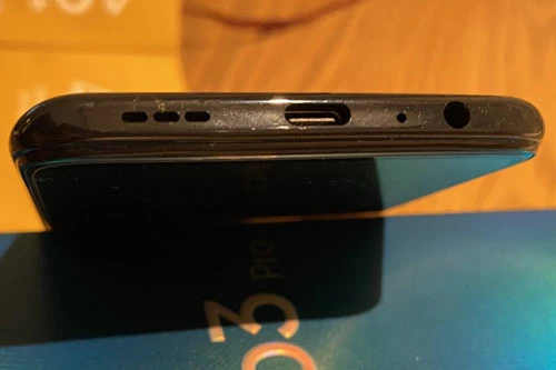 Loa ngoài, cổng USB Type-C, mic thu âm và jack tai nghe dưới cạnh đáy. Loa ngoài, cổng USB Type-C, mic thu âm và jack tai nghe dưới cạnh đáy.