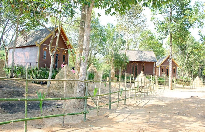 [CaptionNgắm nhìn vùng đất hoang sơ nhưng thiên nhiên tuyệt đẹp đã bị bỏ quên cả bao đời nay rồi đây sẽ là 1 khu bảo tồn văn hóa dân tộc Khmer, sẽ tái dựng lại câu chuyện của những tiên bà tiên ông được ngọc hoàng phái xuống trần ngay khu đất này để đào giếng mang lại nguồn nước ngọt cho dân chúng vùng quanh đây có nước ngọt để dùng, sẽ có khu văn hóa ẩm thực đặc trưng của dân tộc Khmer và của vùng Sóc Trăng, sẽ có những căn nhà sàn, nhà lá theo đúng kiến trúc văn hóa Khmer...Thu được nghe nói hàng năm cả ngàn người thường đổ về đây ngay trên mảnh đất hoang sơ này để cầu xin tình duyên , con cái cho người hiếm muộn, và họ đều được như ý. Càng được biết đến sự linh thiêng của Giếng Tiên, Thu càng cảm thấy chuyến đi quả thật như có 1 sức mạnh vô hình nào trợ giúp, bởi bay dài thiếu ngủ mà sao ngay lúc đó Thu vẫn rất tỉnh táo đầy năng lượng. Và giờ đây Thu đang đếm từng ngày để được tận mắt chứng kiến ngày khánh thành Giếng Tiên linh thiêng.