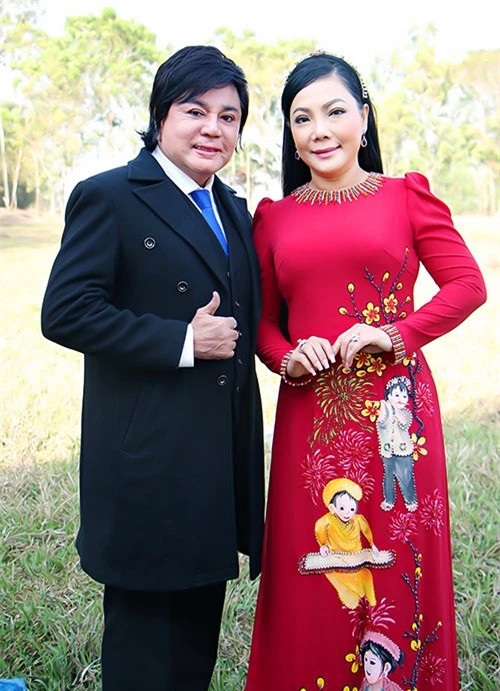 Hai nghệ sĩ cải lương Châu Thanh (trái) và Cẩm Tiên cũng đến thăm và ủng hộ Quyền Linh xây làng Khmer.