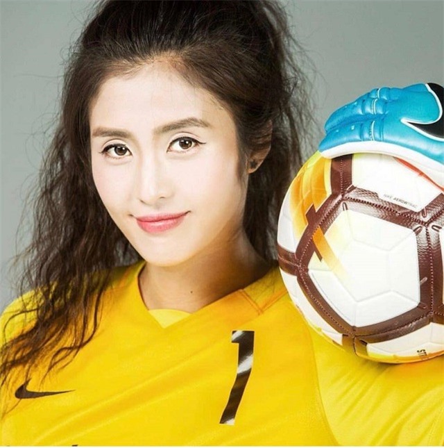 Vẻ đẹp như minh tinh màn ảnh của nữ thủ môn Trung Quốc - 4