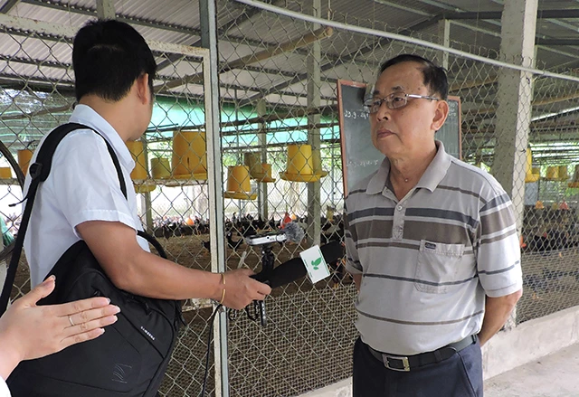 Ông Nguyễn Quốc Kiệt, Giám đốc HTX Chăn nuôi và Thủy sản Gò Công (người mặc áo phông ngắn tay sọc ngang) trả lời phỏng vấn.