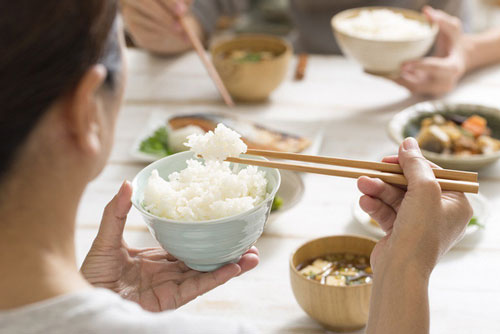 Ăn cơm kiểu này Thần Tài 'nổi giận' bảo sao làm mãi không giàu, xui rủi cả đời