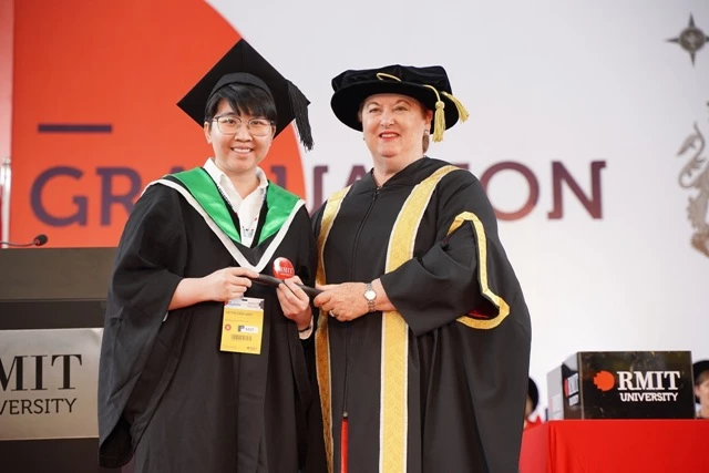 Võ Thị Cẩm Linh, nữ sinh duy nhất của ngành Công nghệ thông tin, được trao danh hiệu Thủ khoa ngành nhờ hoàn thành chương trình học với điểm số cao nhất. 