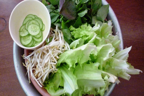 Ngâm rau sống trong nước muối là sai, đây mới là cách loại bỏ mầm bệnh, trứng giun sán