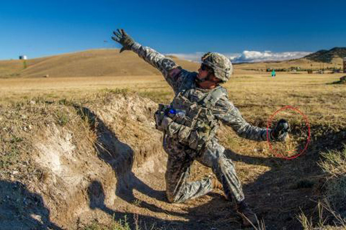 Sức mạnh khủng khiếp của lựu đạn xung điện từ Mỹ