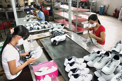 Đa số doanh nghiệp ngành dệt may và da - giày chỉ dự trữ nguyên phụ liệu tới đầu tháng 3 hoặc đầu tháng 4/2020 