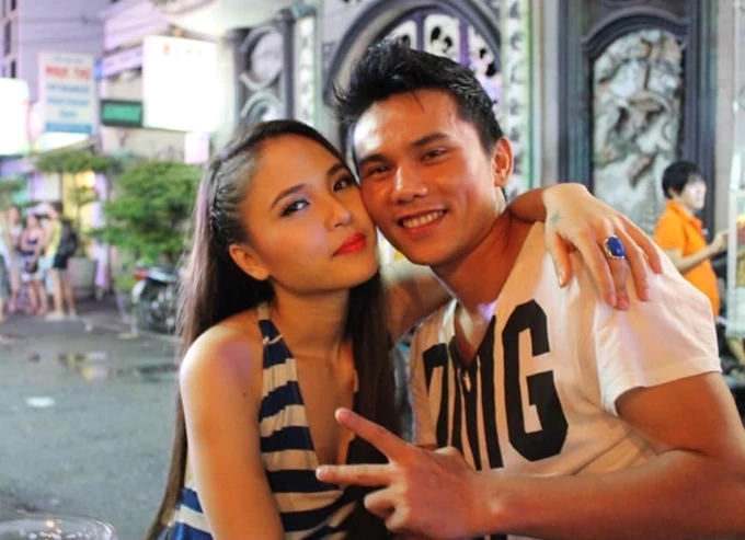 Lam Trang lên xe hoa năm 2014. Sau khi sinh con trai đầu lòng, bé Su, nữ ca sĩ tăng cân nhiều khiến khán giả khó nhận ra cô từng sở hữu nhan sắc trẻ trung, thân hình thon gọn. Trước đó, vợ nhạc sĩ Tú Dưa nặng 45 kg với những đường nét thanh tú trên gương mặt. Cô kém chồng 10 tuổi, đến với anh khi chàng nhạc sĩ đã trải qua hai lần 'đò'. Lam Trang lên xe hoa năm 2014. Sau khi sinh con trai đầu lòng, bé Su, nữ ca sĩ tăng cân nhiều khiến khán giả khó nhận ra cô từng sở hữu nhan sắc trẻ trung, thân hình thon gọn. Trước đó, vợ nhạc sĩ Tú Dưa nặng 45 kg với những đường nét thanh tú trên gương mặt. Cô kém chồng 10 tuổi, đến với anh khi chàng nhạc sĩ đã trải qua hai lần 'đò'.