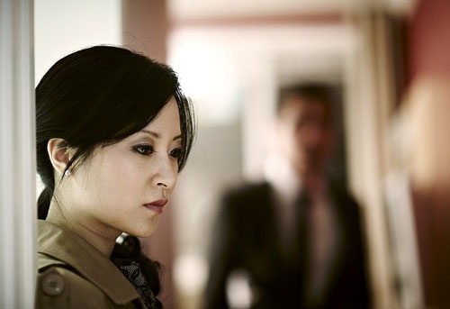 Mở cửa ra thấy bố chồng cũ với khuôn mặt gầy gò, tôi hoảng hốt mời ông vào nhà nhưng khi ông vừa mở miệng hỏi, tôi choáng váng không thể tin nổi