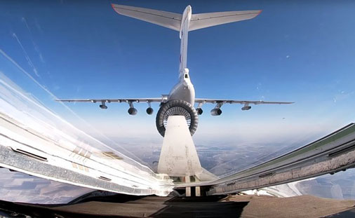 Máy bay ném bom Nga tiếp liệu ngoạn mục ở độ cao 5.000 m