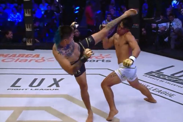 Chiêm ngưỡng cú đá tàn bạo của võ sĩ Mexico khiến đối thủ gục ngã