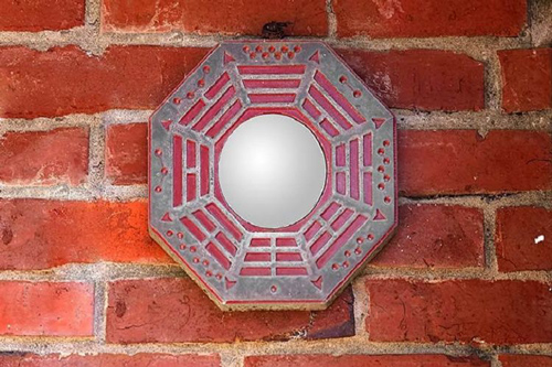 Cách treo gương bát quái đẩy lùi sát khí, chiêu tài lộc cho gia đình
