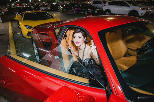 Ca sĩ Nguyễn Hồng Nhung đi sự kiện bằng siêu xe Ferrari 11 tỷ