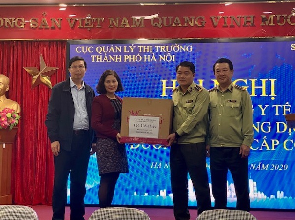 Hà Nội: Cục QLTT bàn giao khẩu trang y tế phục vụ phòng, chống Covid-19 cho Sở Y tế