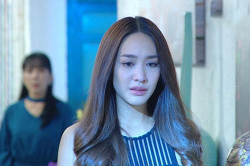 Thấy một cô gái tiến về phía chồng mình trong lễ cưới, tôi vội chạy đến không ngờ lại ngã sấp mặt trước đông đảo khách khứa, nhưng phản ứng của chồng mới khiến mọi người kinh ngạc