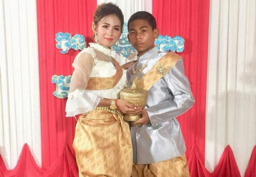 Lại thêm cặp đôi chú rể 14 tuổi lấy cô dâu 21 tuổi khiến dân mạng "đứng ngồi không yên"